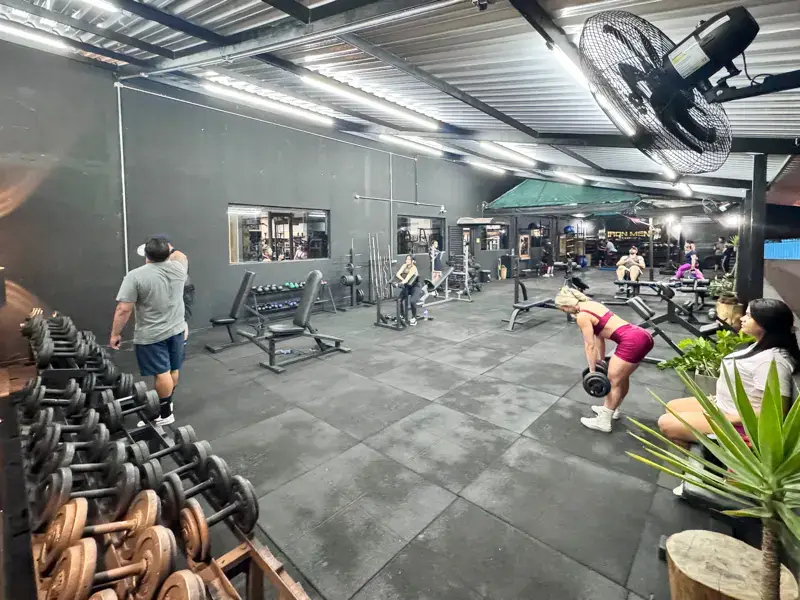 Esteiras da Iron Men Academia